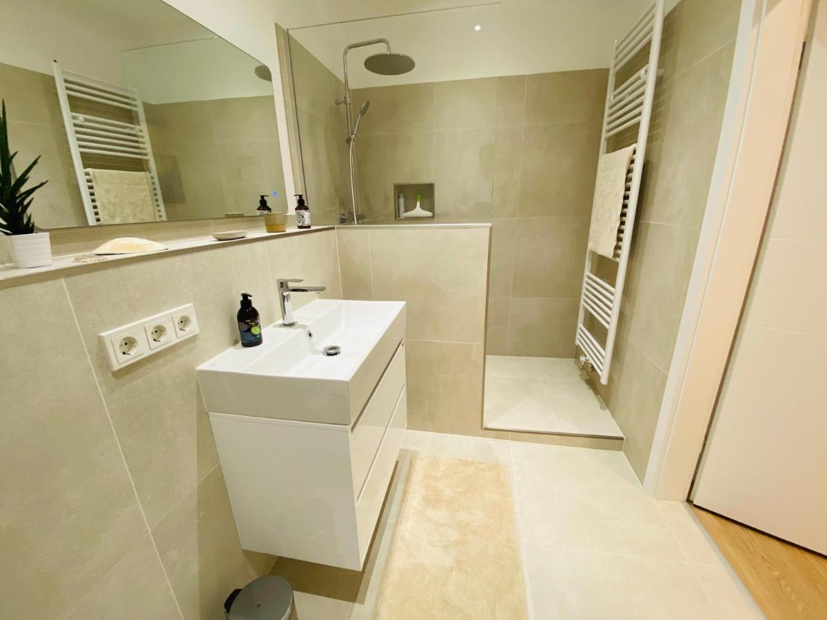 Raum2Go - No1 Modernes Ruhiges 2-Schlafzimmer Apartment City & Park Wiesbaden Esterno foto